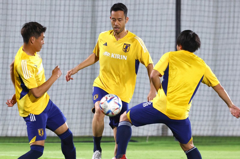 ボール回しで汗を流す吉田麻也(中央)ら日本の選手たち=カタール・ドーハで2022年11月15日、宮武祐希撮影