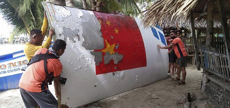 中国が7月に発射したロケット「長征5号」の残骸とみられる浮遊物。中国国旗の図柄が見える。8月にフィリピン南部ミンドロ島沖合で見つかった=同島で、フィリピン海上保安当局提供・AP