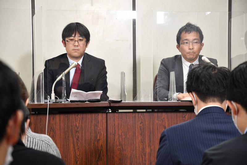 最高裁判決後に記者会見する朴鐘顕(パク・チョンヒョン)被告の弁護人の山本衛弁護士(右奥)ら=東京都千代田区の司法記者クラブで2022年11月21日午後4時35分、志村一也撮影