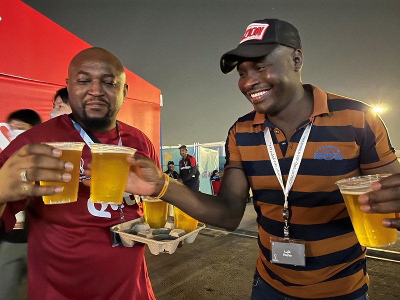 1杯1900円のビールに行列 イスラム圏でのサッカーW杯 その風景 | 毎日新聞