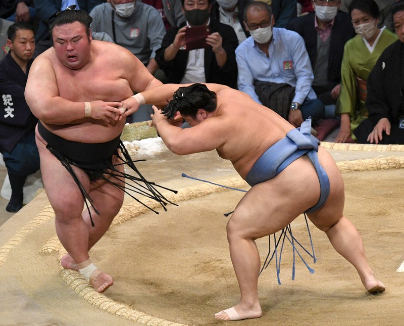 翔猿(右)に押し出しで敗れた貴景勝=福岡国際センターで2022年11月21日、矢頭智剛撮影