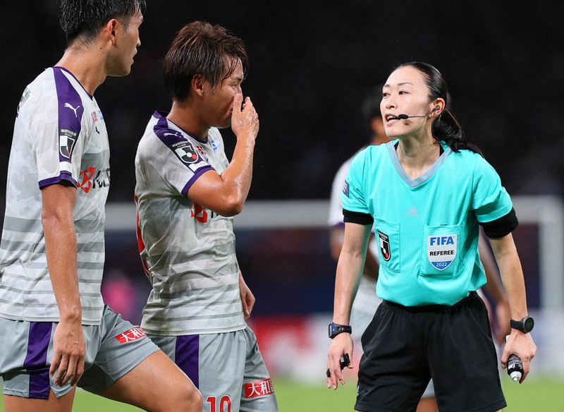 J1リーグ初の女性主審を務めた山下良美さん(右)=国立競技場で2022年9月18日、宮武祐希撮影