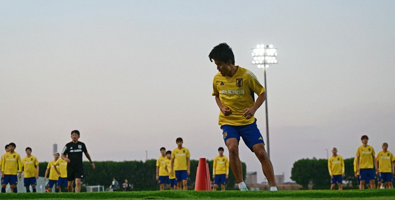 ドイツ戦に向け調整する久保建英=カタール・ドーハで2022年11月21日、藤井達也撮影