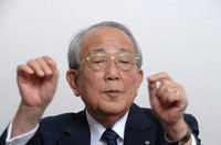 インタビューに答える稲盛和夫氏＝東京都中央区で2012年5月16日、中村琢磨撮影