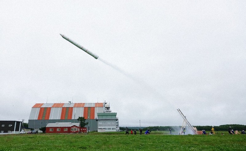 再ドッキング水ロケット 7．7メートル「水ロケット」 翔和学園ギネス認定 大樹で再挑戦し成功
