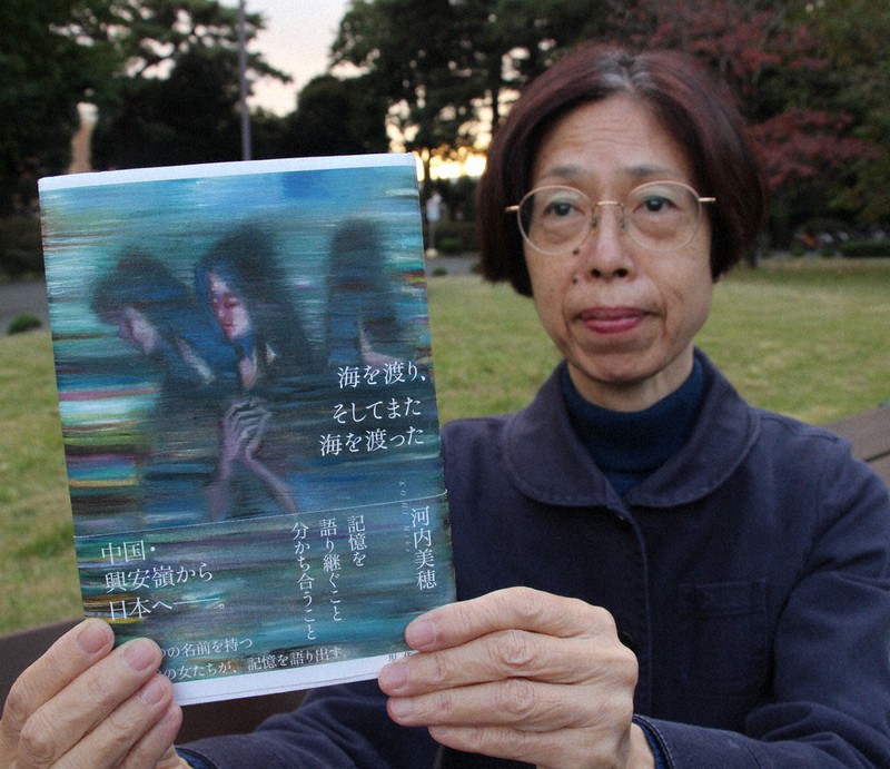 初めて書き上げた小説を手にする著者の河内美穂さん=東京都国立市で2022年11月7日午後4時57分、飯田憲撮影