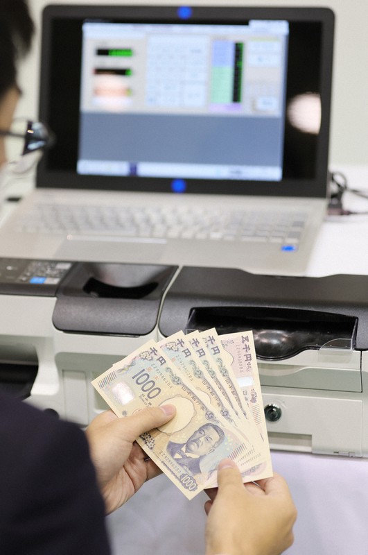 In Photos Machines get workout on brand new banknotes at Japan