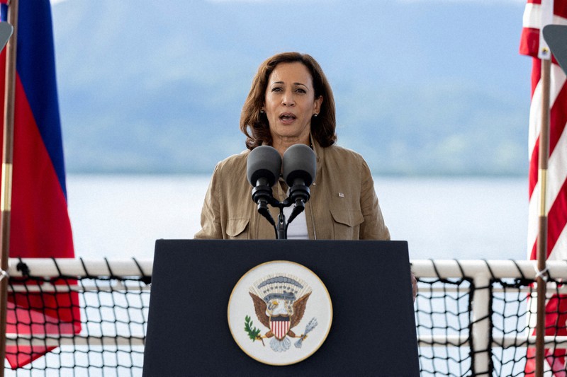 フィリピン海上警備艦艇の上で演説するハリス米副大統領=フィリピン西部・パラワン島で2022年11月22日、ロイター
