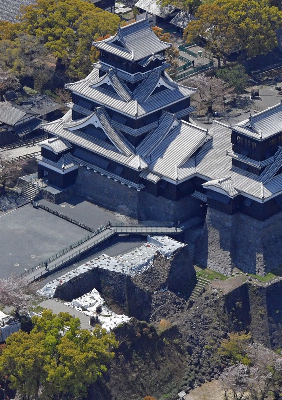 修復工事が進む熊本城。天守閣は2021年春に修復を終えたが、石垣の修復には当初見込み以上の年月を要することになった=熊本市中央区で2022年4月5日、本社ヘリから上入来尚撮影