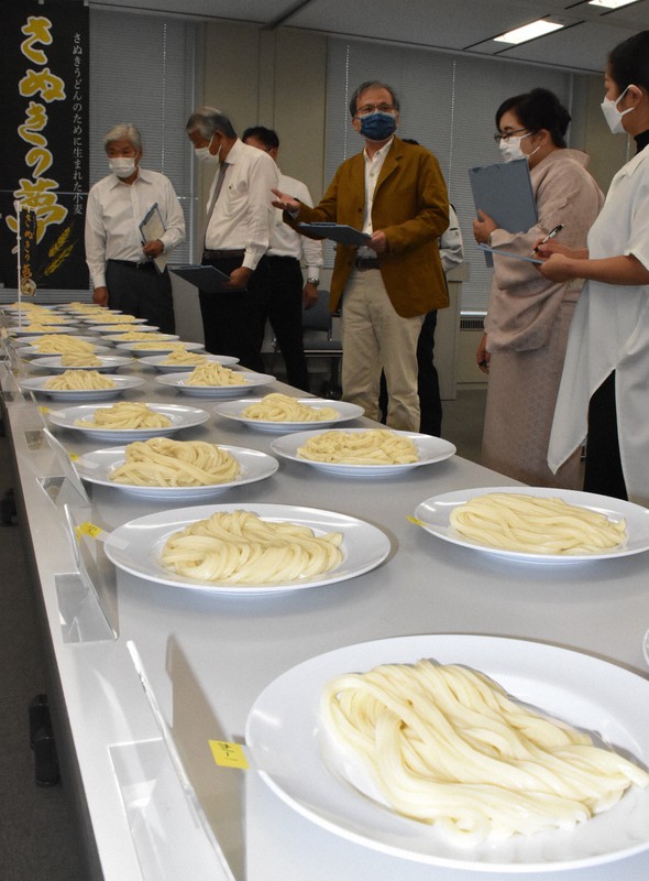 香川県産小麦「さぬきの夢」を使ったうどんの技能グランプリの審査会の様子。真剣な表情で、しょうゆもつけずに味を確認していた=高松市番町の香川県庁で2022年10月17日午後3時41分、西本紗保美撮影