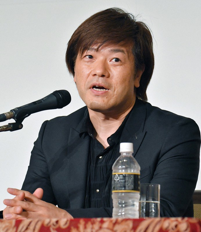 「北九州時代の思い出」と題して講演する平野啓一郎さん=北九州市小倉北区で2022年11月22日午後4時7分、上入来尚撮影