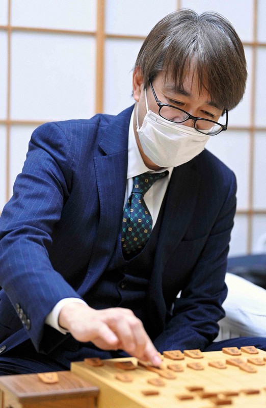 王将戦リーグ最終局で豊島将之九段に勝利し、感想戦で対局を振り返る羽生善治九段=東京都渋谷区の将棋会館で2022年11月22日午後6時51分、前田梨里子撮影