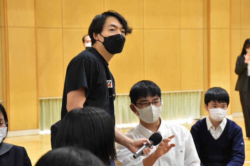 生徒と言葉を交わす伊沢拓司さん(左)=山口県宇部市の慶進中で2022年11月22日午後1時56分、森紗和子撮影