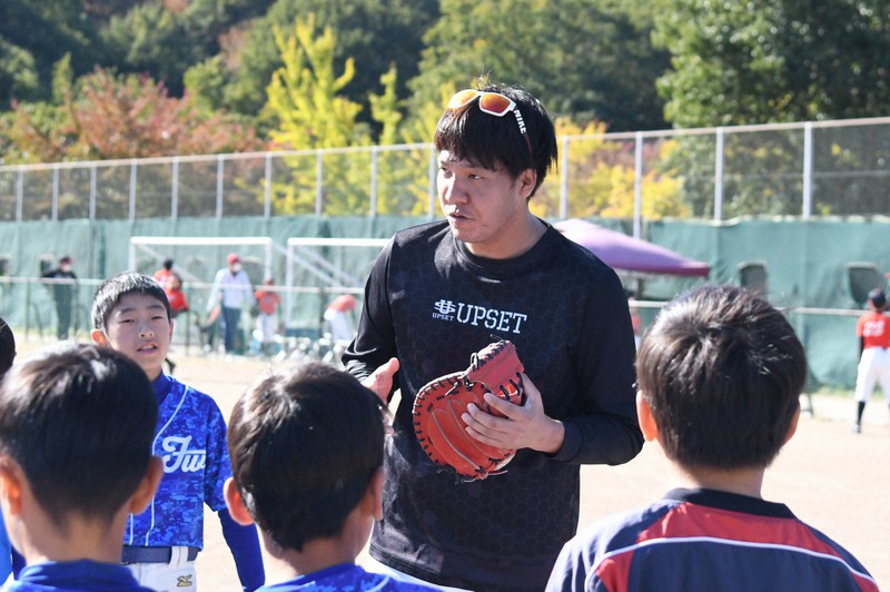 真剣な表情で子どもたちを指導する元プロ野球選手の白根尚貴さん=広島県福山市で2022年10月30日午前9時41分、目野創撮影