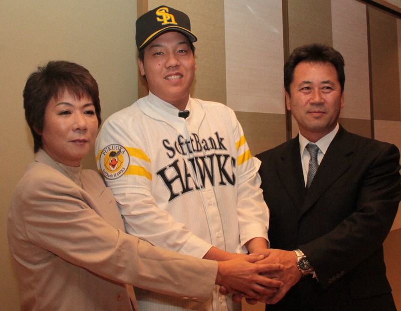 2011年、ソフトバンク入団に合意。球団スカウト担当者と握手する白根尚貴さん(中央)と母みゆきさん(左)=松江市末次本町で2011年11月21日午後5時42分、宮川佐知子撮影