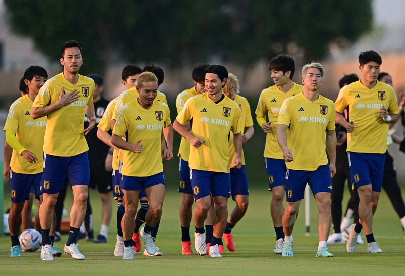 ランニングをする南野(前列中央)ら日本代表の選手たち=カタール・ドーハで2022年11月21日、藤井達也撮影