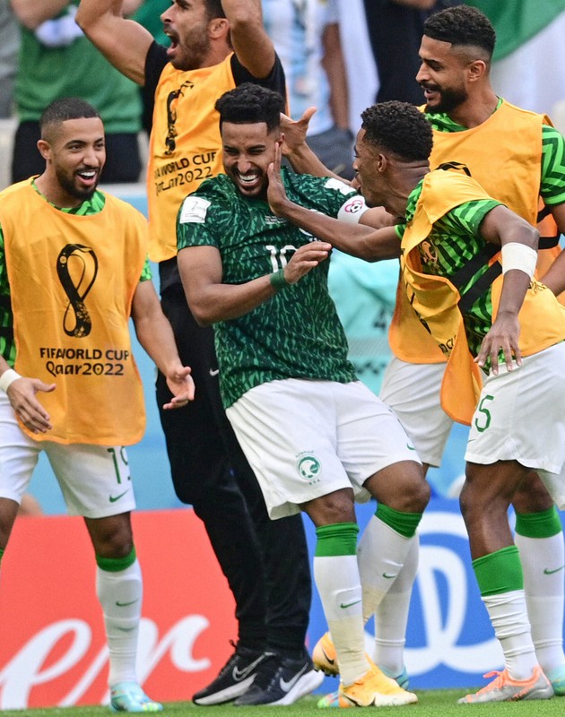 【アルゼンチン-サウジアラビア】後半、勝ち越しゴールを決め、祝福されるサウジアラビアのサレム・ドサリ(中央)=カタール・ルサイルのルサイル競技場で2022年11月22日、藤井達也撮影