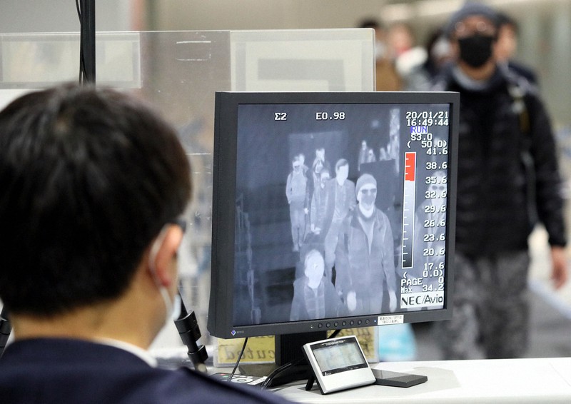 サーモカメラの映像で入国者をチェックする検疫官=関西国際空港で2020年1月21日、幾島健太郎撮影