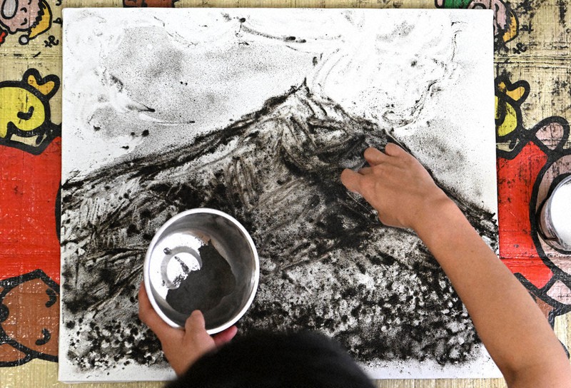 【a。様　order work】 桜島 アート 絵画 山の絵 写真館：写真館 桜島火山灰、アートに昇華 厄介物に多彩な息吹 鹿児島