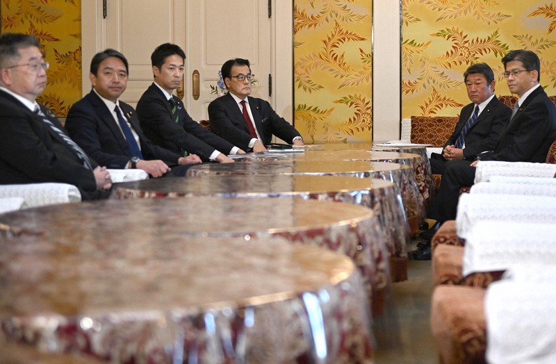旧統一教会の被害者救済に向けた新法案について協議に臨む自民、公明、立憲民主、日本維新の会、国民民主、共産各党の幹事長・書記局長=国会内で2022年11月18日、竹内幹撮影