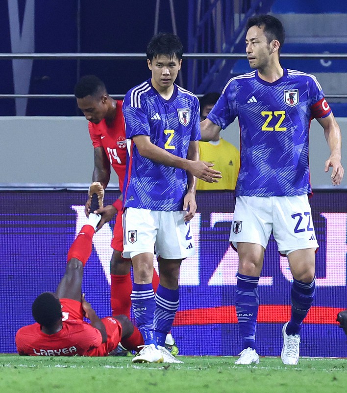 カタールW杯前の最後の強化試合となったカナダ戦に出場する日本代表の吉田麻也選手(右)と山根視来選手=ドバイのアルマクトゥーム競技場で2022年11月17日、宮武祐希撮影