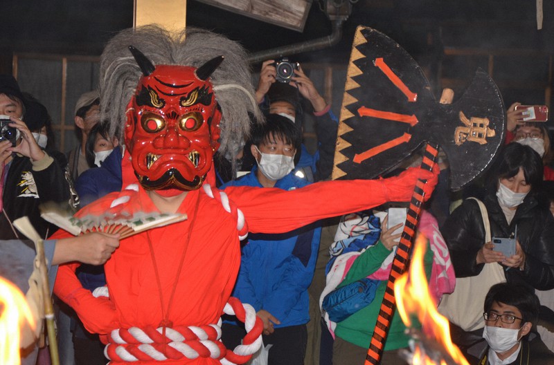 まさかりを振って舞う山見鬼=愛知県東栄町で2022年11月22日午後11時55分、川瀬慎一朗撮影