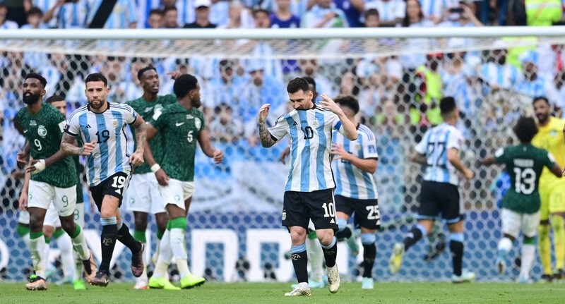 【アルゼンチン-サウジアラビア】後半、FKが枠を外れ悔しがるアルゼンチンのリオネル・メッシ(中央)=カタール・ルサイルのルサイル競技場で2022年11月22日、藤井達也撮影
