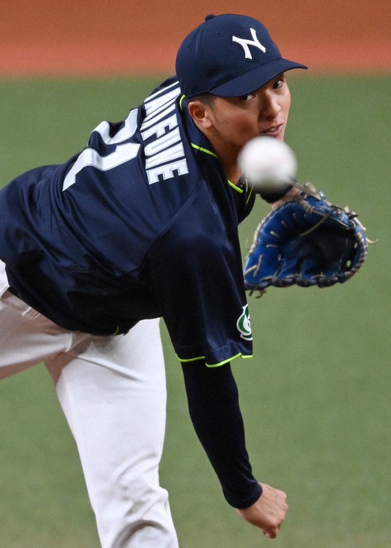 社会人野球日本選手権大会2回戦で先発を任され、力投する日本通運の川船龍星投手=京セラドーム大阪で2022年11月6日、木葉健二撮影