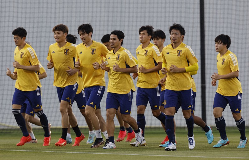 ドイツ戦を前にトレーニングする日本代表の選手たち=カタール・ドーハで2022年11月22日、ロイター