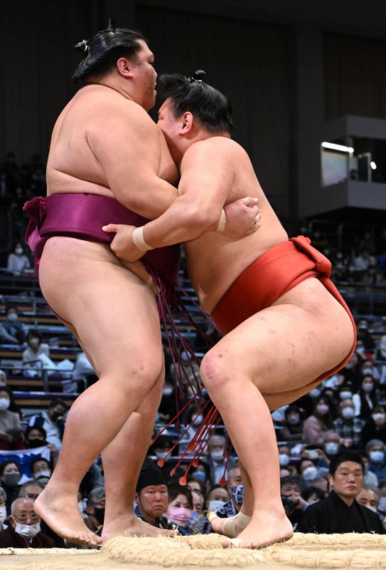 豊昇龍(右)が寄り切りで御嶽海を降す=福岡国際センターで2022年11月23日、徳野仁子撮影