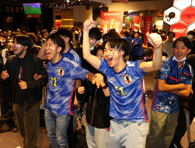 W杯日本初戦を前にスポーツバーで盛り上がるサッカーファン=大阪市中央区で2022年11月23日午後8時29分、滝川大貴撮影