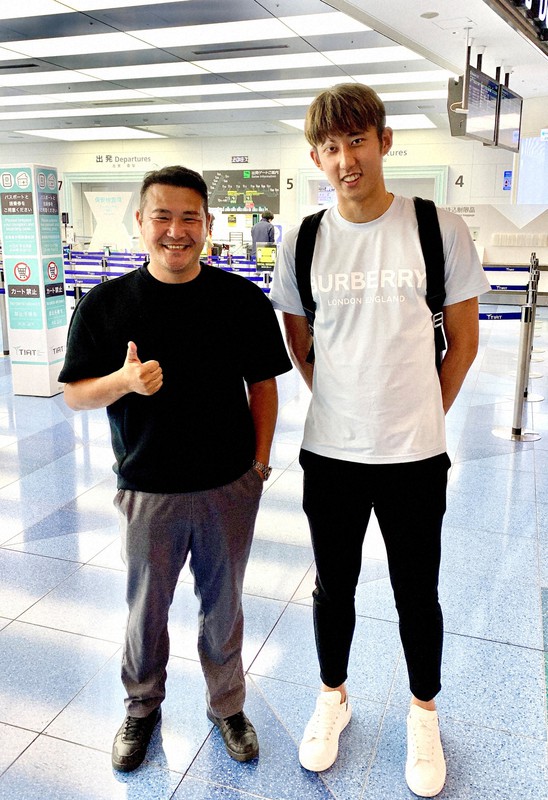 伊藤洋輝(右)とパーソナルコーチの平林泰三さん=平林さん提供
