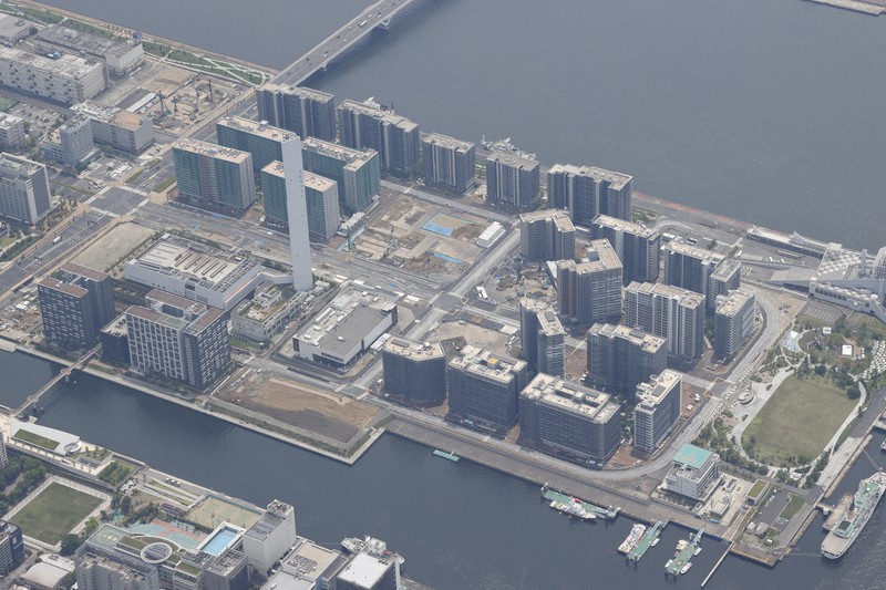 東京五輪・パラリンピックの選手村にもなった東京・晴海=2022年6月19日、本社ヘリから