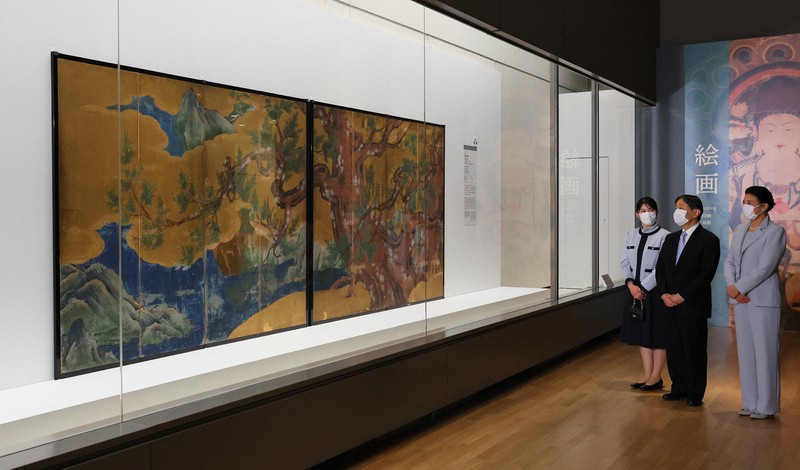 東京国立博物館創立150年記念 特別展「国宝 東京国立博物館のすべて」をご覧になる天皇、皇后両陛下と長女愛子さま=東京都台東区の東京国立博物館で2022年11月24日午後6時40分、長谷川直亮撮影