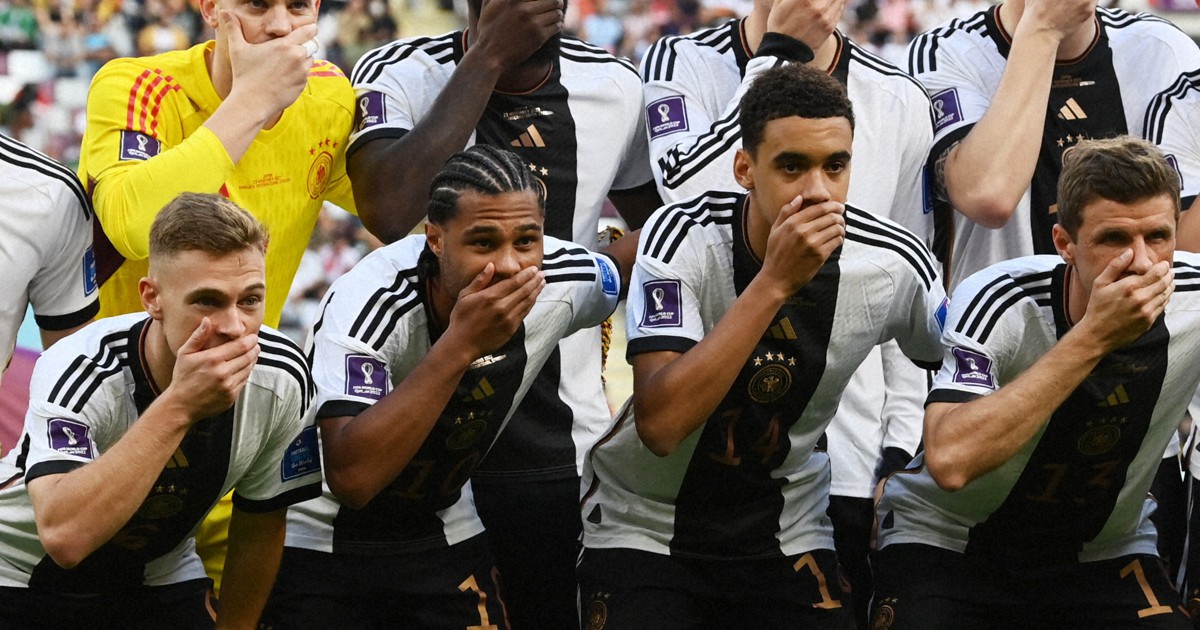 FIFAが禁止した腕章 ドイツ内相が着用し観戦、選手も口覆い抗議 | 毎日新聞