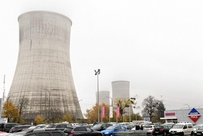 ベルギー南部のティアンジュ原発。ショッピングセンターの至近距離にある＝2022年11月19日、宮川裕章撮影