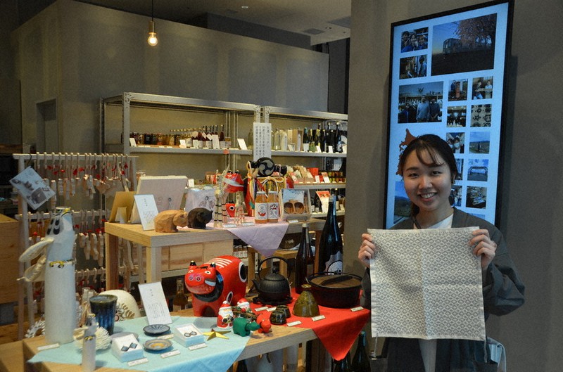 大槌の刺し子を手に北海道・東北地方の産品をPRする小国瑞奈さん=東京都千代田区大手町2のアナザー・ジャパンで2022年11月16日、錦織祐一撮影