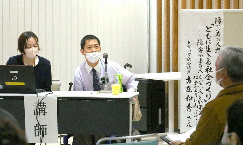 「障害者側も生活しにくさを正しく伝えて」と語った古庄市議(左から2人目)=福岡県広川町で2022年11月22日、降旗英峰撮影