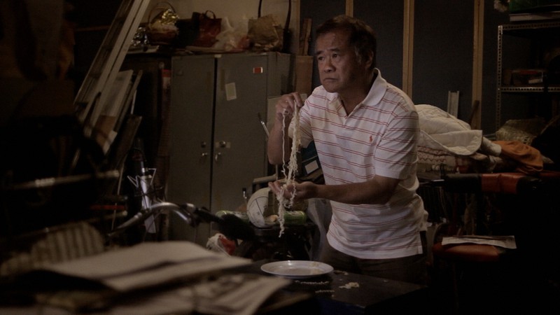 台湾映画「擬音 A FOLEY ARTIST」の一場面。映像に合わせて効果音を作る胡定一さん©Wan-Jo Wang