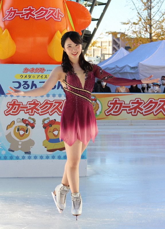「ウメダ☆アイスリンクつるんつるん」のリンク開きセレモニーで華麗な滑りを披露した本田望結(みゆ)さん=大阪市北区で2022年11月25日午後3時10分、長尾真希子撮影
