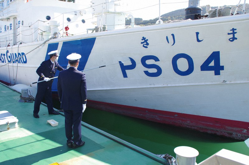 解役式で船名を消す「きりしま」の乗組員=宮崎県日向市の細島港で2022年11月25日午前11時41分、日向海上保安署提供