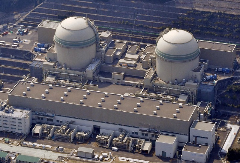 関西電力高浜原発の(左から)3号機、4号機=福井県高浜町で2022年3月12日、本社ヘリから北村隆夫撮影