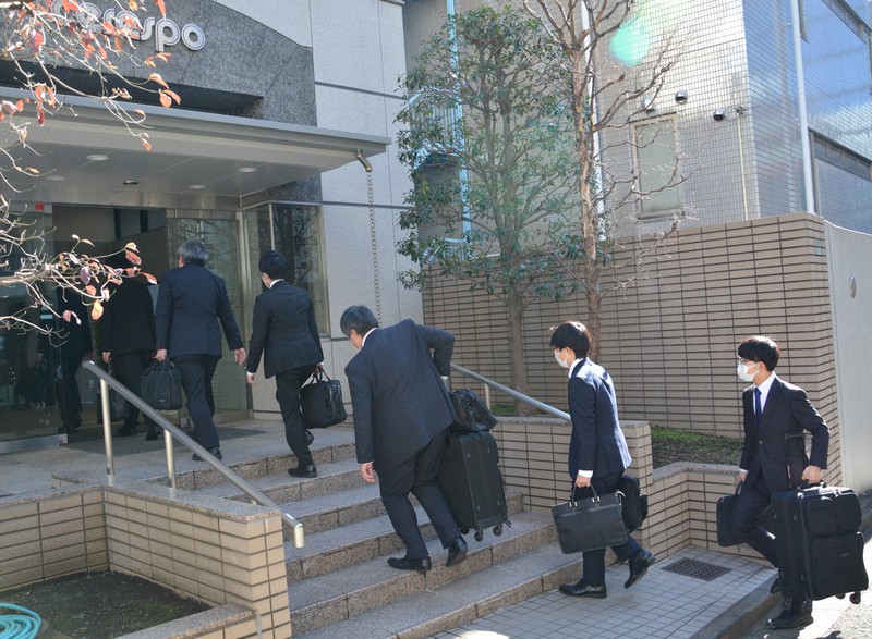 イベント会社「セレスポ」本社に家宅捜索に入る東京地検特捜部の係官ら=東京都豊島区で2022年11月25日午前10時38分、安達恒太郎撮影