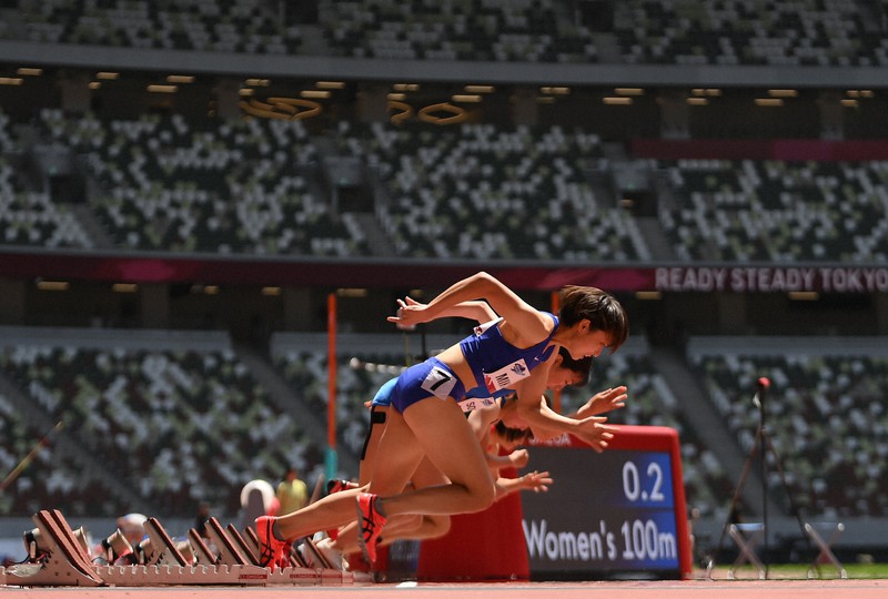 無観客で開催された東京オリンピックの陸上テスト大会。女子100メートル予選でスタートする選手たち=東京・国立競技場で2021年5月9日、久保玲撮影