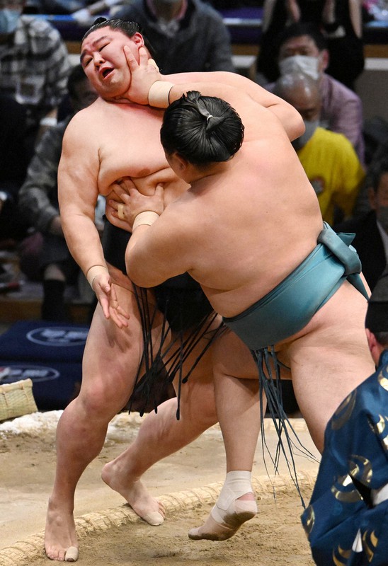 玉鷲(右)に押し出しで敗れた正代=福岡国際センターで2022年11月25日、徳野仁子撮影