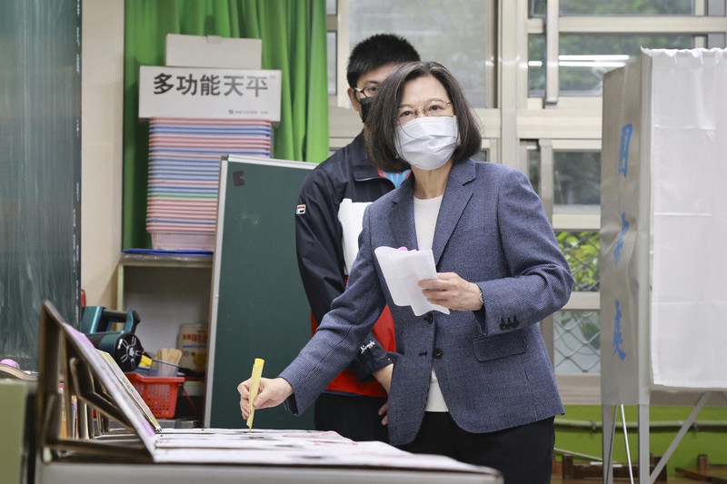 統一地方選で1票を投じる台湾の蔡英文総統=台北市で2022年11月26日、代表撮影・AP