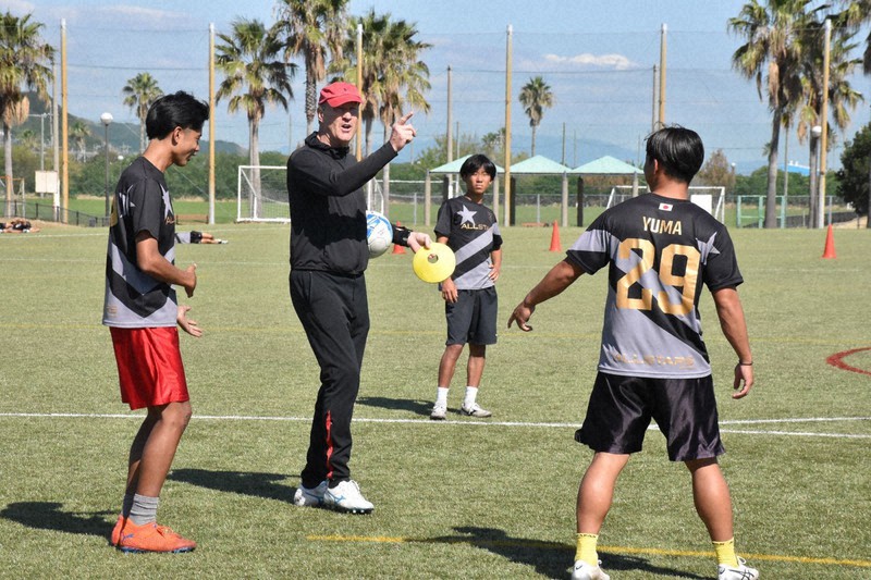 練習で指導する相生学院高サッカー部のジェリー・ペイトン監督(左から2人目)=兵庫県淡路市の淡路佐野運動公園で2022年10月20日午後0時21分、来住哲司撮影