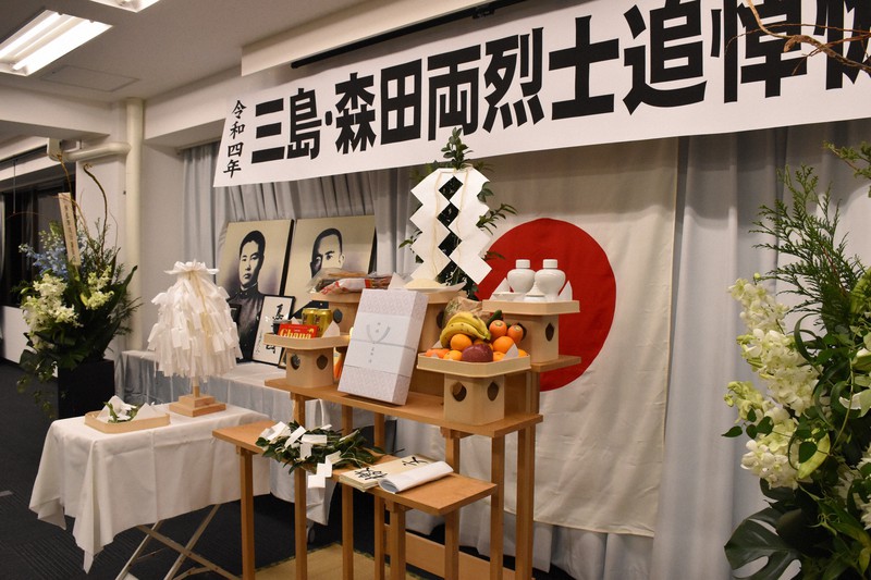 一水会などが開いた三島由紀夫、森田必勝の追悼祭の祭壇=東京・高田馬場で2022年11月24日、吉井理記撮影