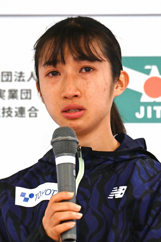 レース前日の記者会見で涙を流しながら質問に答える豊田自動織機の田中希実=仙台市宮城野区で2022年11月26日午後3時27分、北山夏帆撮影