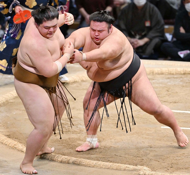 貴景勝(右)が押し出しで王鵬を降す=福岡国際センターで2022年11月26日、平川義之撮影